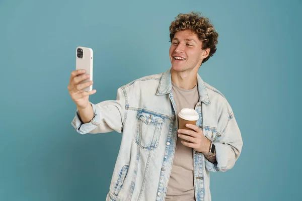 Ung Man Som Tar Selfie Mobiltelefon Medan Dricker Kaffe Isolerad — Stockfoto