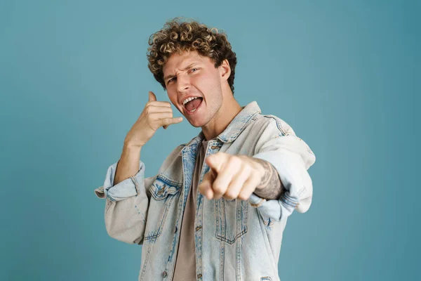 Jeune Homme Excité Gestuelle Pointant Doigt Caméra Isolée Sur Fond — Photo