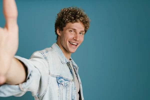 Jeune Homme Blond Portant Une Veste Denim Souriant Tout Prenant — Photo