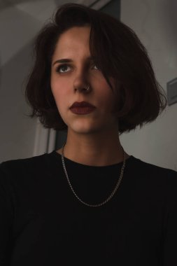 Koyu dudaklı esmer kızın dramatik portresi