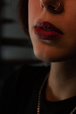 Güzel bir kızın koyu dudakları.