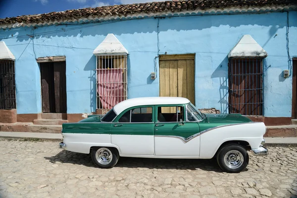 Coche antiguo en Cuba — Foto de Stock