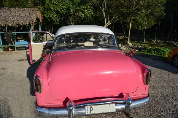 Oude auto op straat in cuba — Stockfoto