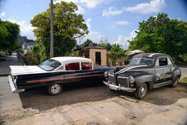 Coche viejo en la calle en Cuba — Foto de Stock