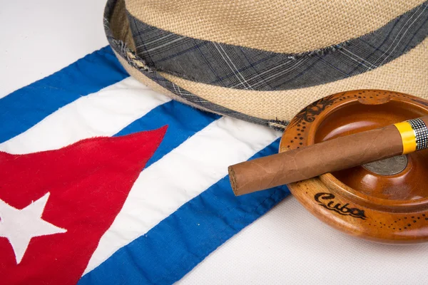Kubanische Zigarre und Hut — Stockfoto