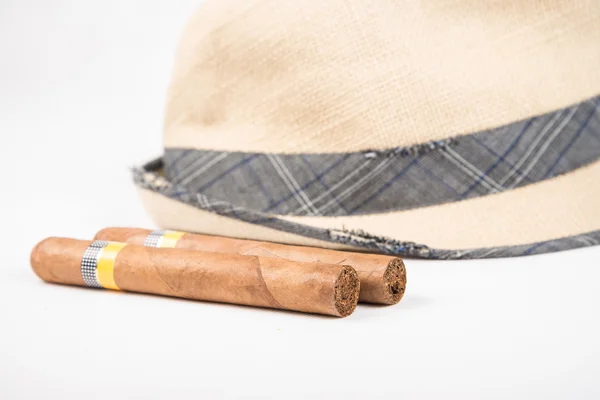 Кубинская сигара и шляпа — стоковое фото