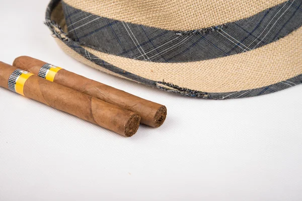 Kubańskie cygaro i kapelusz — Zdjęcie stockowe
