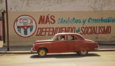 havana Küba'da cadde üzerinde eski araba