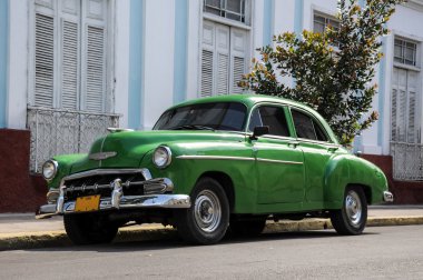 havana Küba'da cadde üzerinde eski araba