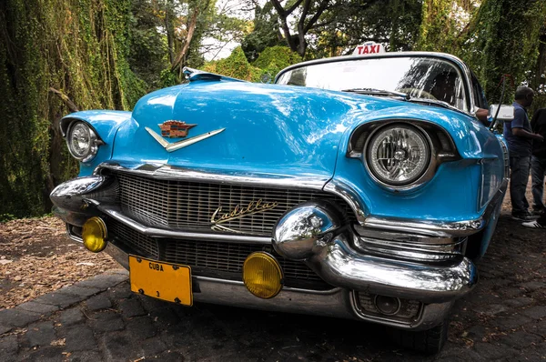 Carro velho na rua em Cuba — Fotografia de Stock