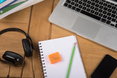 bilgisayar kitapları ve kalem ile Üniversite öğrenci veya ofis Resepsiyon çalışma üzerinde üstten görüntüleme