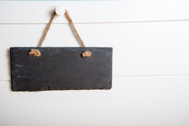 taş oturum kapısı üzerinde asılı 