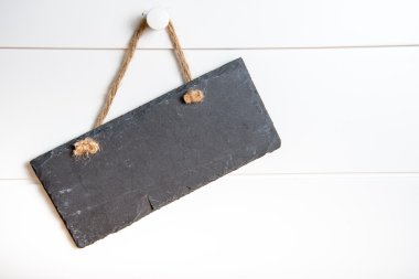 taş oturum kapısı üzerinde asılı 