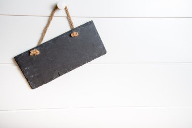 taş oturum kapısı üzerinde asılı 