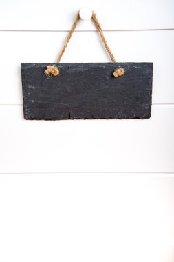 taş oturum kapısı üzerinde asılı 