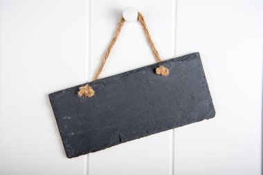 taş oturum kapısı üzerinde asılı 