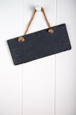 taş oturum kapısı üzerinde asılı 