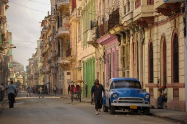 eski retro Amerikan arabası sokakta havana Küba