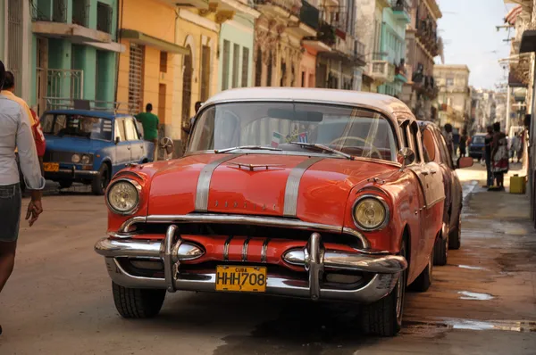 Viejo coche retro americano en la calle en La Habana Cuba — Foto de Stock