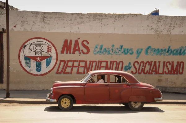 Παλιό ρετρό αμερικανικό αυτοκίνητο σε δρόμο στην Αβάνα Κούβα — Φωτογραφία Αρχείου