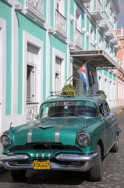 旧复古的美国车，在古巴哈瓦那的街道上 — 图库照片