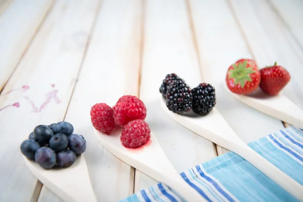 Fruta berrys fresca em colher de madeira — Fotografia de Stock