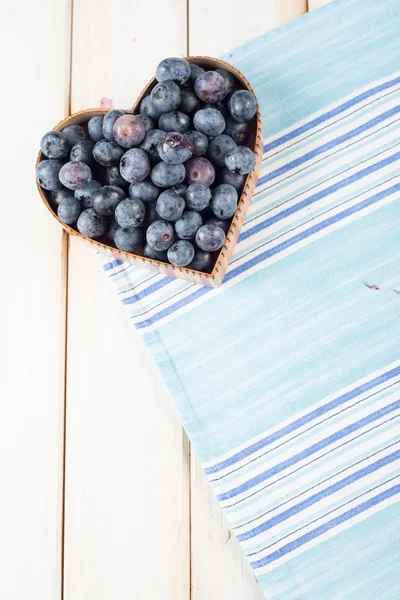 ハート形のバスケット キッチン テーブルの上に新鮮なブルーベリー — ストック写真