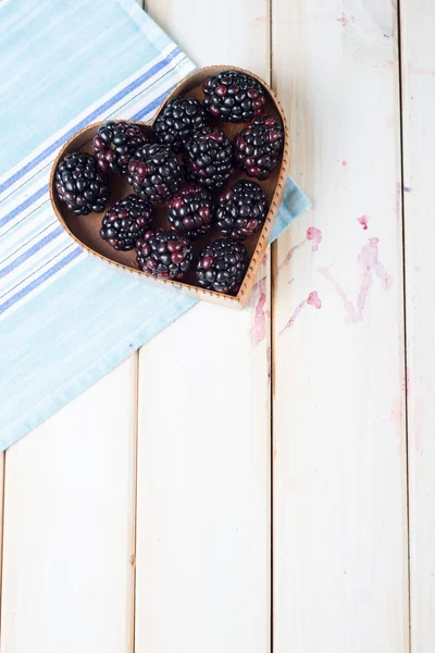 Amoras frescas em forma de cesta na mesa da cozinha — Fotografia de Stock