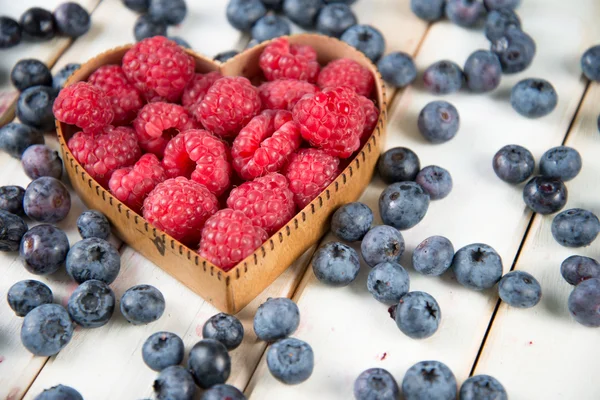 Frische Himbeeren und Blaubeeren — Stockfoto