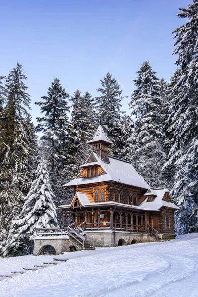 Jaszczurowka Chapel Zakopane Highlander Wooden Temple Snow Forest Winter Wonderland — Fotografia de Stock