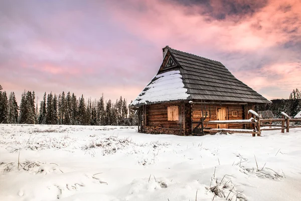 Traditional Wooden House Winter Woods Sunset — Fotografia de Stock