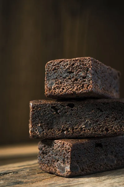 Brownie Rebanadas Pastel Pila Sobre Fondo Madera — Foto de Stock