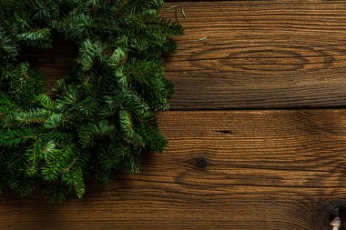 Tahta arka planda Noel çelengi.