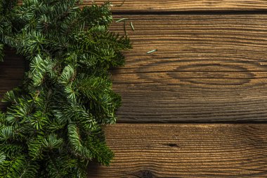 Tahta arka planda Noel çelengi.