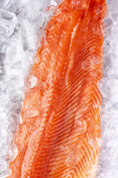 氷の上のサーモンピース生肉 フードバックグラウンド クローズアップビュー — ストック写真