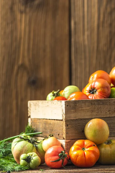 Market Fresh Organic Tomatoes Wooden Box — Zdjęcie stockowe