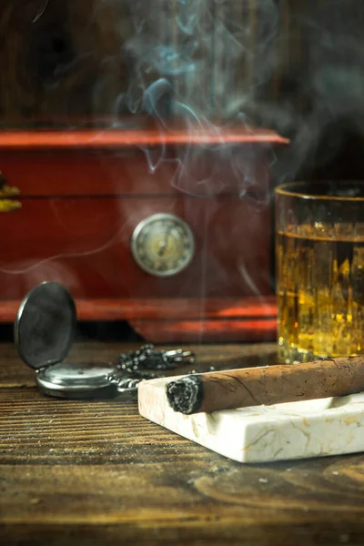 Καπνίζει Κουβανέζικο Τσιγάρο Καπνός Και Υγρό Ξύλινο Τραπέζι — Φωτογραφία Αρχείου