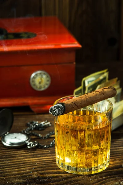 Cigarrillo Cubano Vaso Whisky —  Fotos de Stock