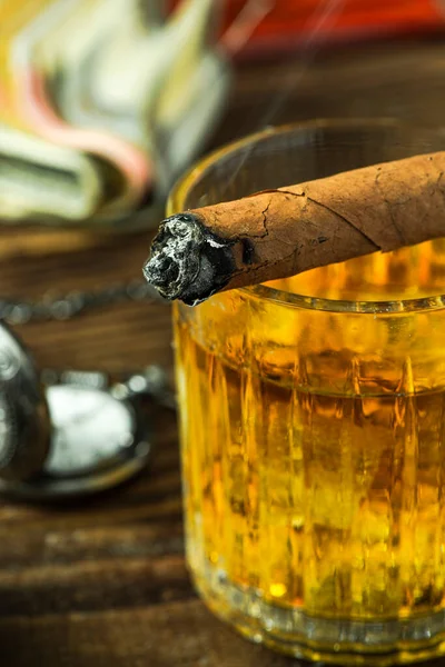 Cigarrillo Cubano Vaso Whisky —  Fotos de Stock