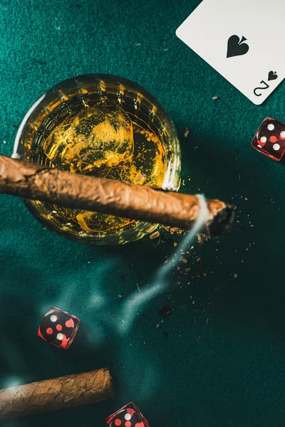 Smoking Cuban Cigar Poker Table — 图库照片