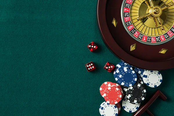 Roulette Wheel Casino Chips Green Table Copyspace Background — Stok fotoğraf