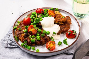 Nohut krepleri. Vejetaryen sağlıklı öğle yemeği.