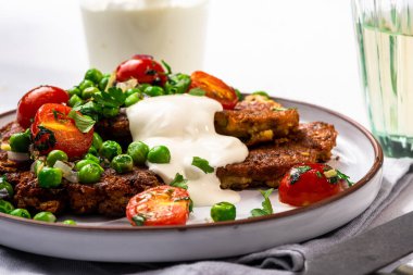 Vejetaryen sağlıklı öğle yemeği fikri. Nohut krepleri..