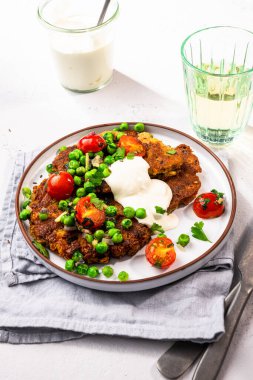 Sağlıklı hafif brunch yiyorum. Nohut krepleri..