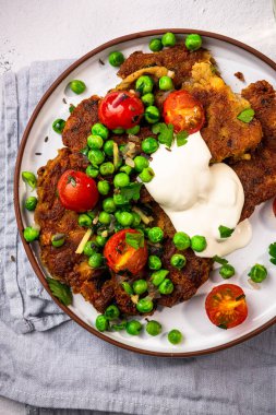 Vejetaryen sağlıklı öğle yemeği fikri. Nohut krepleri..