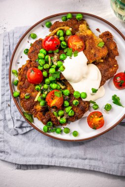 Yeşil bezelyeli nohut krepleri. Vejetaryen süper yiyecekler, sağlıklı brunch fikri..