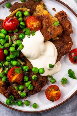 Vejetaryen sağlıklı öğle yemeği fikri. Nohut krepleri..