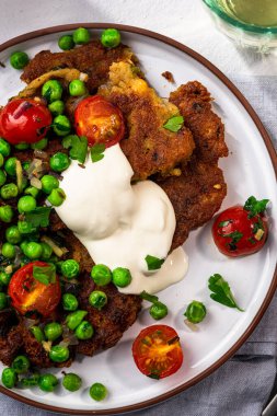 Yeşil bezelyeli nohut krepleri. Vejetaryen süper yiyecekler, sağlıklı brunch fikri..