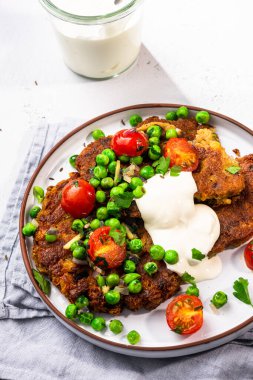 Sağlıklı hafif brunch yiyorum. Nohut krepleri..