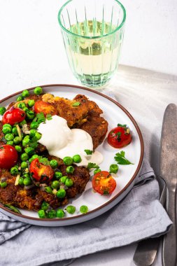 Vejetaryen sağlıklı öğle yemeği fikri. Nohut krepleri..